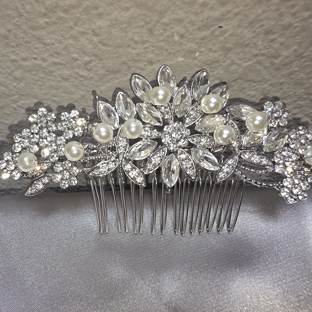 Pearl & Crystal Floral Hair Comb - Silver